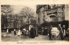 Paris Vecu. Aux Champs Elysees rendez-vous des petits