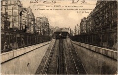 Carte postale ancienne Le Métropolitain - A l'entrée de la tranchée du boulevard Rochechouart
                                                                     à Paris 9e
                                