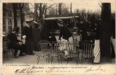 Paris Vecu. Aux Champs Elysees les premiers pas