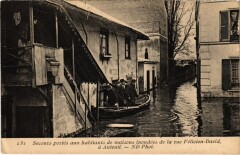 Carte postale ancienne La Grande Crue de la Seine (Janvier 1910) - Secours portés aux habitants de maisons inondées de la rue  Félicien-David à Auteui
                                                                     à Paris 16e
                                