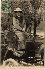 Carte postale ancienne Paris Nos jolies cocheres Mlle Blanche Etienne Transport
                                                                     à Paris
                                