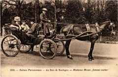 Carte postale ancienne Au Bois de Boulogne - Madame Moser, femme cocher
                                                                     à Paris 16e
                                