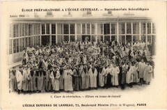 Carte postale ancienne L'Ecole Duvigneau de Lanneau - Boulevard Pereire - La Cour de Récréation - Elèves en tenue de travail
                                                                     à Paris 17e
                                