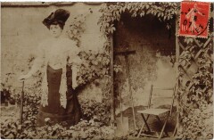 Paris carte photo une femme dans son jardin
