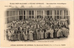 Carte postale ancienne L'Ecole Duvigneau de Lanneau - Boulevard Pereire - La Cour de Récréation - Elèves en tenue de travail
                                                                     à Paris 17e
                                