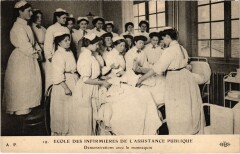 Ecole des Infirmières de l'Assistance Publique - Démonstrations avec le mannequin à Paris 13e