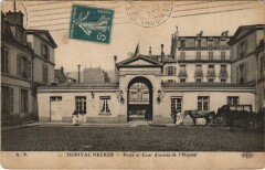 Carte postale ancienne Hôpital Necker - Porte et Cour d'entrée de l'Hôpital
                                                                     à Paris 7e
                                