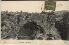 Pierre-Perthuis La Roche Percee à Pierre-Perthuis