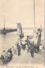 Trouville Les Jetees A L'Heure De La Maree