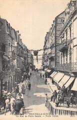 Trouville Sur Mer La Rue De Paris Fleurie à Trouville-sur-Mer