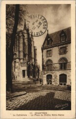 Chartres La Cathedrale - La Place du Cloitre Notre-Dame à Chartres