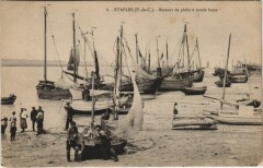 Etaples - Bateaux de Peche a Maree Basse Ships