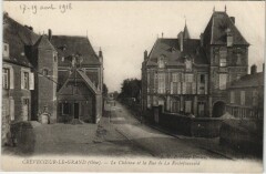 Crevecoeur-le-Grand Le Chateau et la Rue de La Rochefoucauld