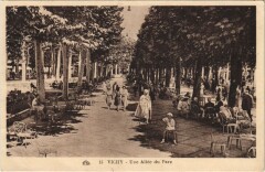 Vichy Une Allee du Parc France à Vichy
