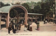 Vichy Le Parc, une allee couverte à Vichy