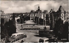 Vichy Reine des Villes d'Eaux - L'Esplanade de l'Hotel de Ville à Vichy
