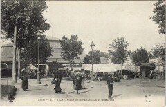 Vichy Place de la Republique et le Marche à Vichy