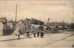Troyes Rue de Paris Passerelle sur le Chemin de Fer à Troyes