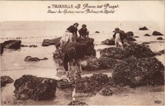 Trouville-sur-Mer Dans les Roches Noires - Pecheurs de Moules à Trouville-sur-Mer