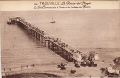 Trouville La Jetee Promenade a l'heure du bateau du Havre