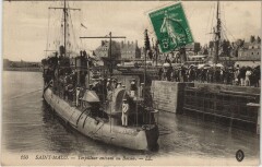Saint Malo Torpilleur entrant au Bassin à Saint-Malo