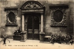 Riom Cour de la Maison de l'Horloge