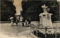Annecy - Un Coin du Jardin Public et le Monument Berthollet à Annecy