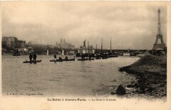 Carte postale ancienne La Seine à Grenelle
                                                                     à Paris 15e
                                