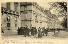 Paris Vecu. L'Avenue des Champs-Elysees. Les Promeneurs