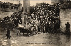 Carte postale ancienne La Crue de la Seine -  Quai de Passy - On transborde le Monde sur des Charettes
                                                                     à Paris 16e
                                