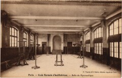 Carte postale ancienne Ecole Normale d'Institutrices — Salle de Gymnastique
                                                                     à Paris 17e
                                