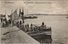 Dinard Debarquement d'une Vedette à Dinard