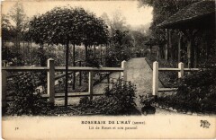 L'Hay-les-Roses Lit de Roses et son parasol France