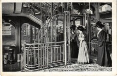 Paris 9e aux Galeries Lafayette un Ascenseur à Paris 9e