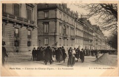 Paris Vecu. Avenue des Champs Elysees Les Promeneurs