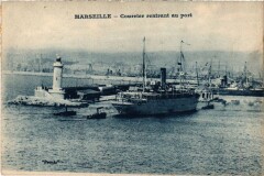 Marseille Courrier Rentrant au Port à Marseille