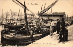 Marseille Le Quai du Port - Bateaux de Peche au Repos à Marseille