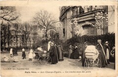 Paris Vecu. Aux Champs Elysees rendez-vous des petits