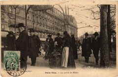 Paris Vecu. La sortie du Metro