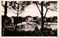 Ile-de-Brehat Le Port a Travers les Pins