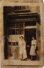 Paris carte photo 2 femmes devant une boutique