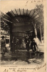Carte postale ancienne Paris Vecu. Sortie du Metropolitain
                                                                     à Paris 17e
                                