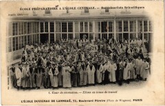 Carte postale ancienne L'Ecole Duvigneau de Lanneau - Boulevard Pereire - La Cour de Récréation - Elèves en tenue de travail
                                                                     à Paris 17e
                                