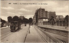 Carte postale ancienne Le Boulevard Saint-Michel et le Bal Bullier
                                                                     à Paris 5e
                                