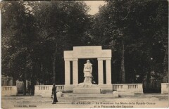 Avallon Le Monument des Morts - Promenade des Capucins à Avallon