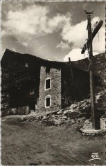 Saint-Veran La Croix du Tournant et Maison Typique de Saint-Veran