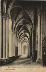 Chartres Cathedrale Bas cote droit de la Nef France à Chartres