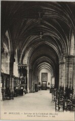 Moulins Interieur de la Cathedrale ,Statue de Saint-Pierre à Moulins