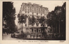 Vichy Place des Nations et l'Hotel Radio à Vichy