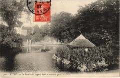 Vichy Le Bassin des Cygnes dans le parc à Vichy
